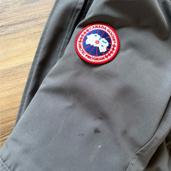 Size small Graphite grey authentic CANADA GOOSE Parka with real fur hood. - Picture 5 of 6
